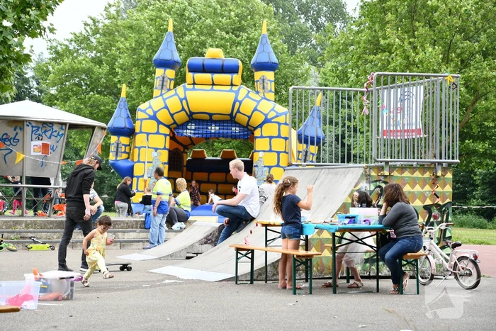 Veel kinderen hebben plezier bij buitenspeeldag