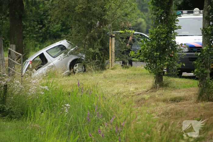 Bestuurster vliegt uit de bocht en belandt in sloot Soest (+ VIDEO)