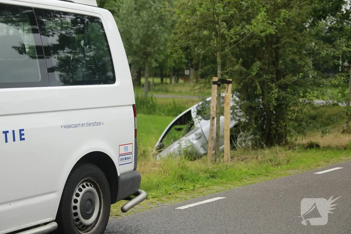 Bestuurster vliegt uit de bocht en belandt in sloot Soest (+ VIDEO)