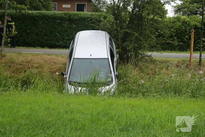 Bestuurster vliegt uit de bocht en belandt in sloot Soest (+ VIDEO)