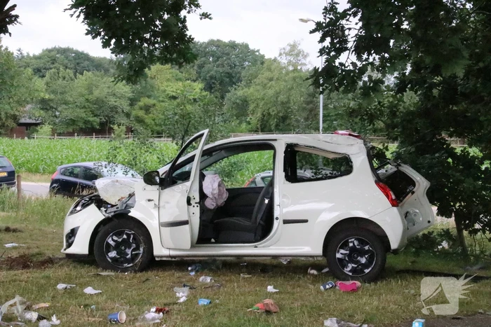 Oudere dame crasht met auto bij tankstation