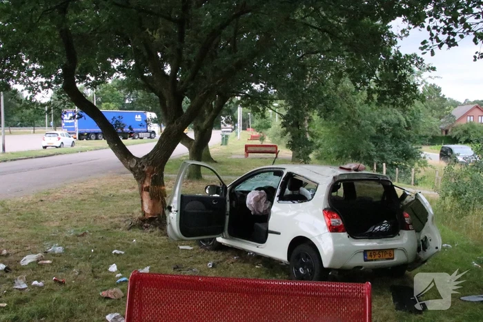 Oudere dame crasht met auto bij tankstation