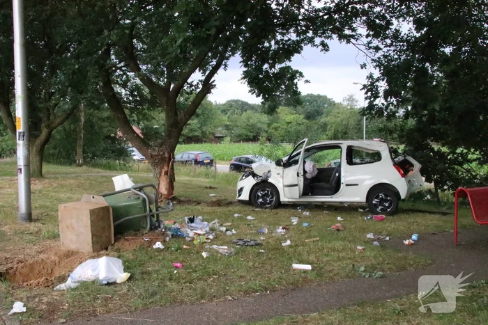 Oudere dame crasht met auto bij tankstation