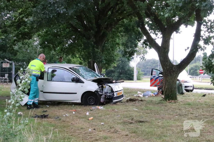 Oudere dame crasht met auto bij tankstation
