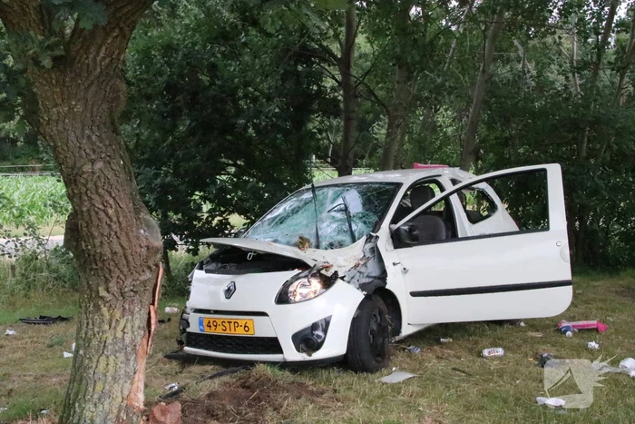 Oudere dame crasht met auto bij tankstation