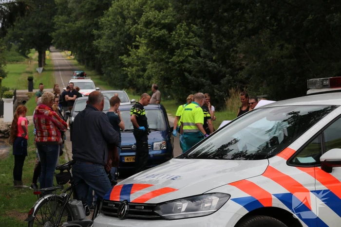 Wielrenner vliegt uit de bocht en breekt been