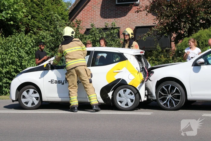 Flinke schade bij kop-staartbotsing tussen drie voertuigen