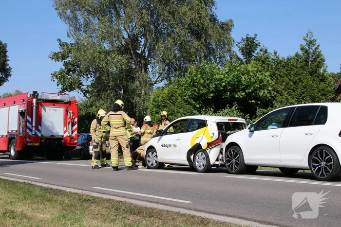 Flinke schade bij kop-staartbotsing tussen drie voertuigen