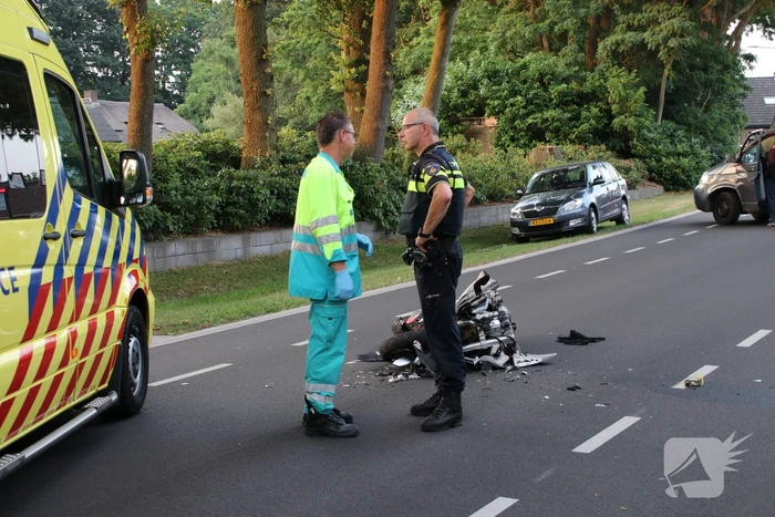 Bestuurder van bromfiets gewond na aanrijding met tractor
