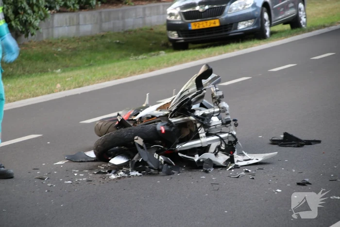 Bestuurder van bromfiets gewond na aanrijding met tractor