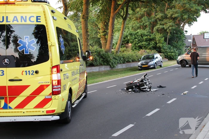 Bestuurder van bromfiets gewond na aanrijding met tractor