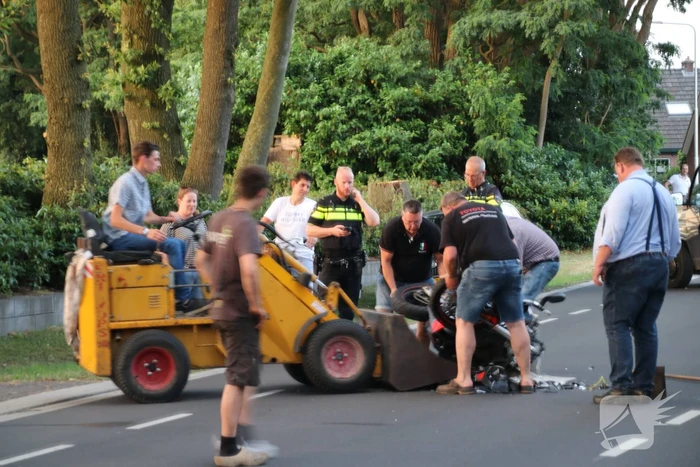Bestuurder van bromfiets gewond na aanrijding met tractor