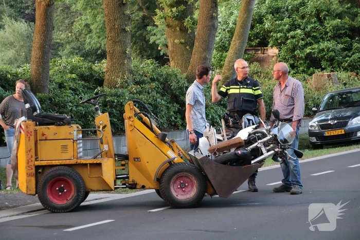 Bestuurder van bromfiets gewond na aanrijding met tractor