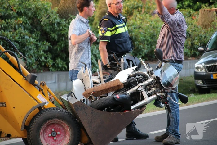 Bestuurder van bromfiets gewond na aanrijding met tractor