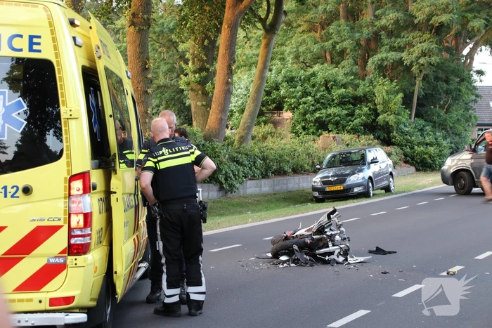 Bestuurder van bromfiets gewond na aanrijding met tractor