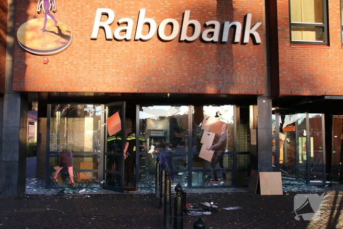 Harde knallen bij plofkraak Rabobank