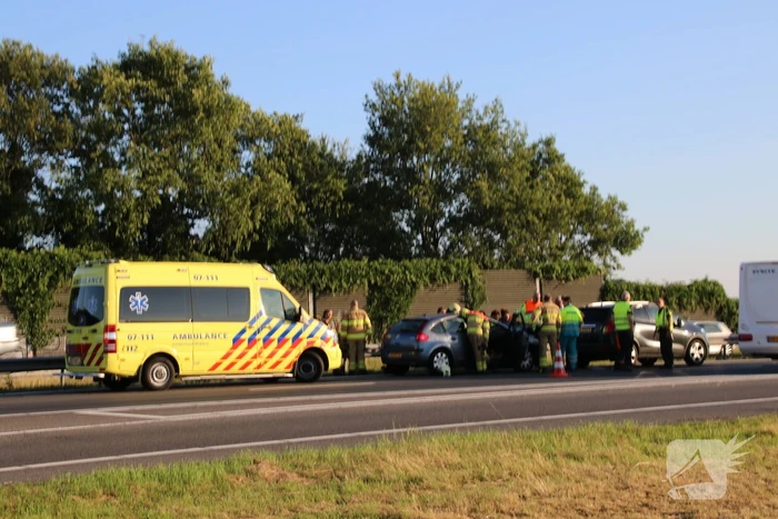 Veel schade bij kop-staartaanrijding.