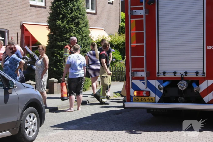 Onkruidbrander zet heg en zonnenscherm in brand