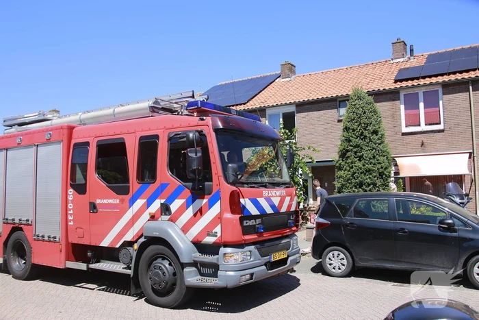 Onkruidbrander zet heg en zonnenscherm in brand
