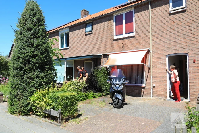 Onkruidbrander zet heg en zonnenscherm in brand