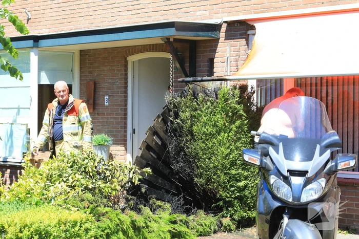 Onkruidbrander zet heg en zonnenscherm in brand