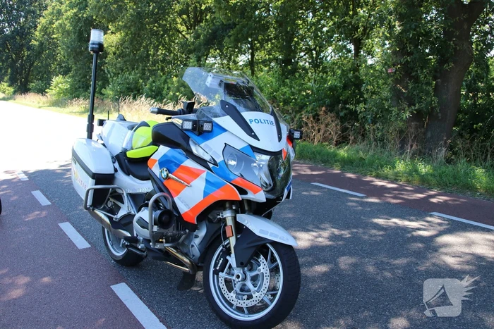 Automobilist rijdt van dijk en raakt gewond