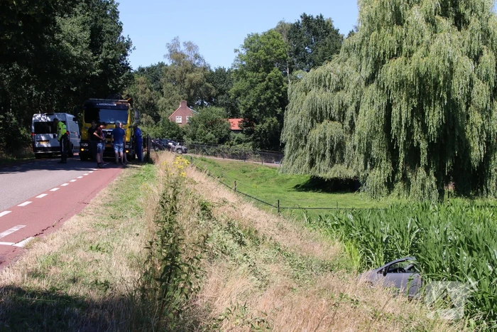 Automobilist rijdt van dijk en raakt gewond