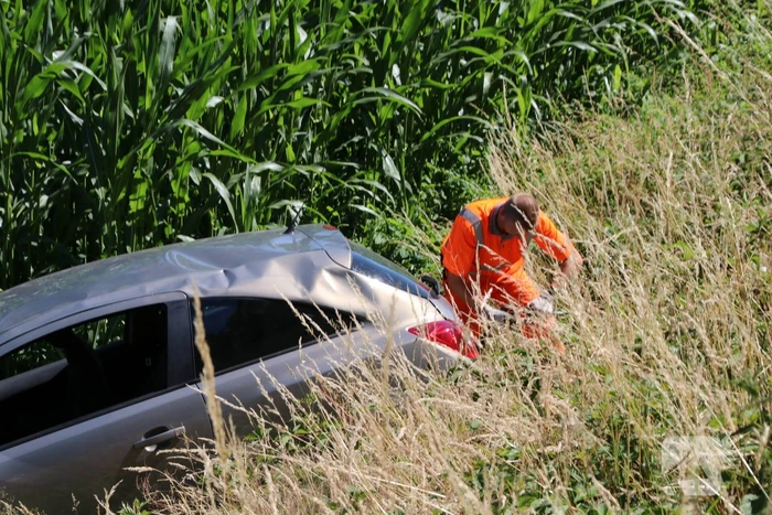 Automobilist rijdt van dijk en raakt gewond