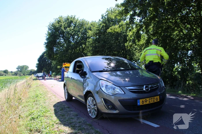 Automobilist rijdt van dijk en raakt gewond
