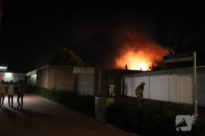 Uitslaande woningbrand boven winkel
