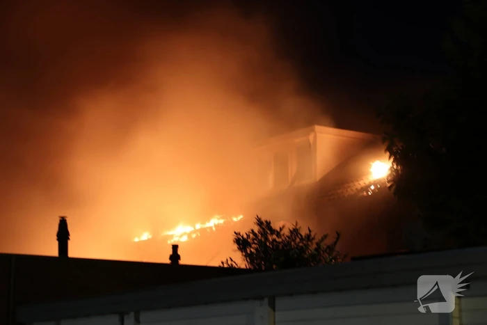 Uitslaande woningbrand boven winkel