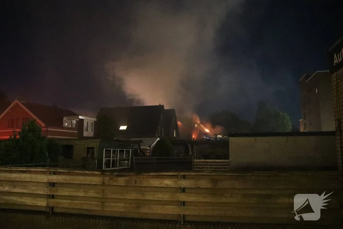 Uitslaande woningbrand boven winkel