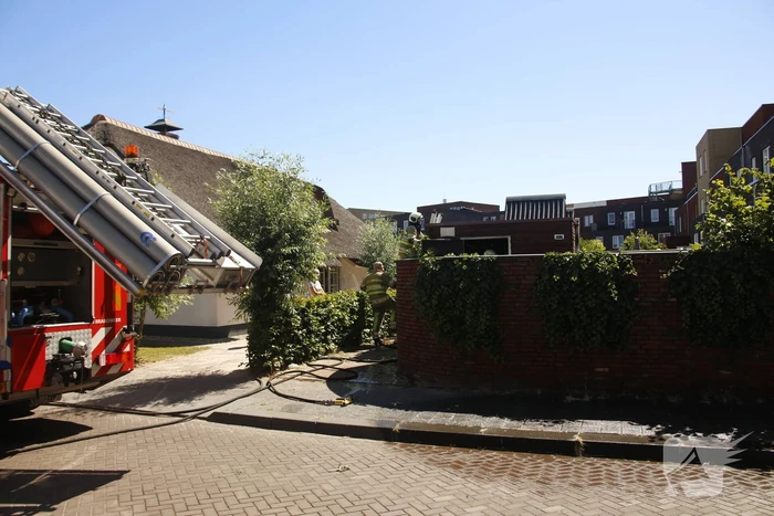 Buitenbrand slaat over naar schuur