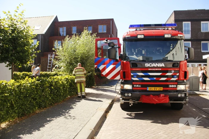 Buitenbrand slaat over naar schuur