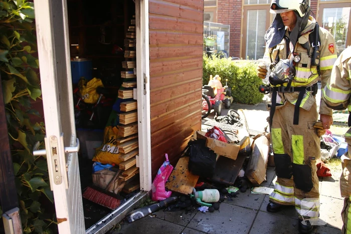 Buitenbrand slaat over naar schuur