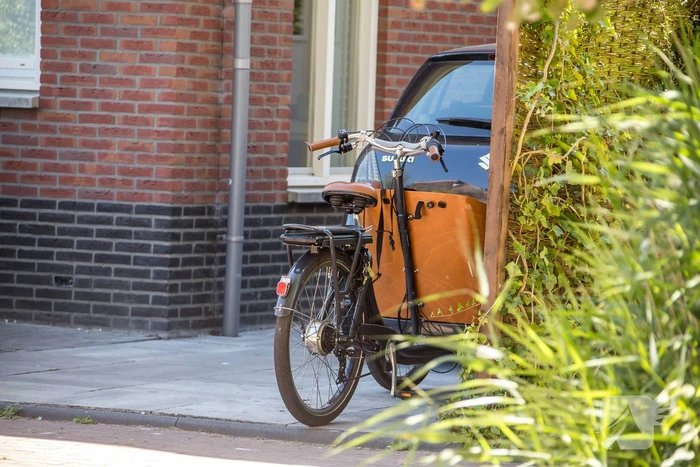 Moeder en kind vallen met bakfiets
