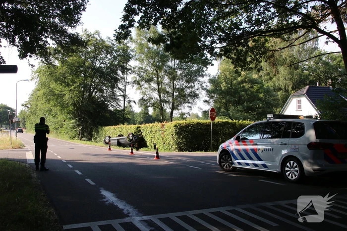 Auto op de kop in de sloot