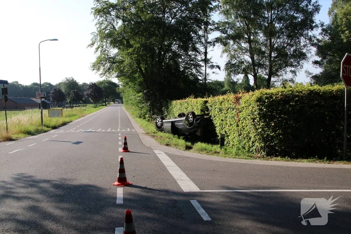 Auto op de kop in de sloot