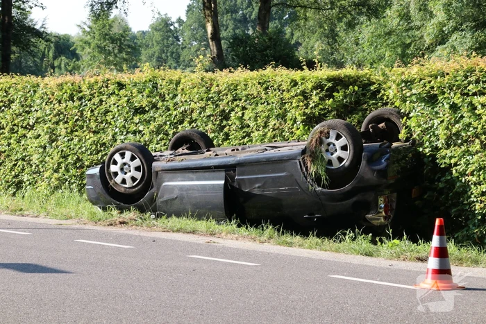 Auto op de kop in de sloot