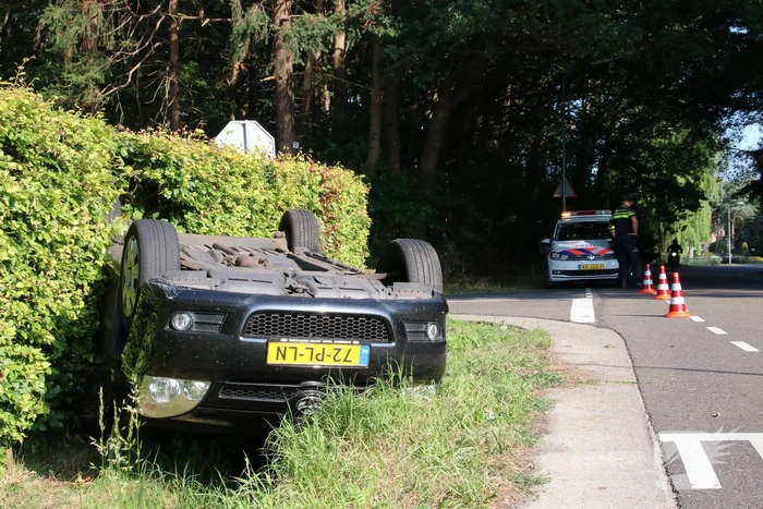 Auto op de kop in de sloot