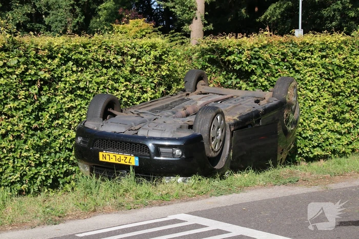 Auto op de kop in de sloot