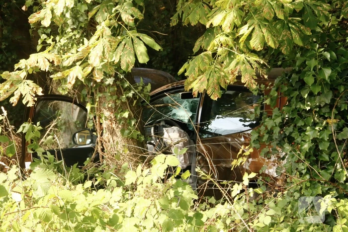 Auto belandt in berm