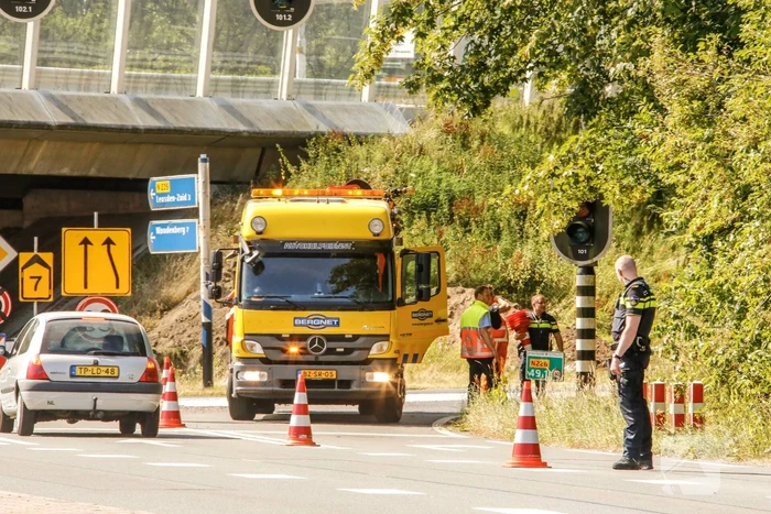 Auto belandt in berm