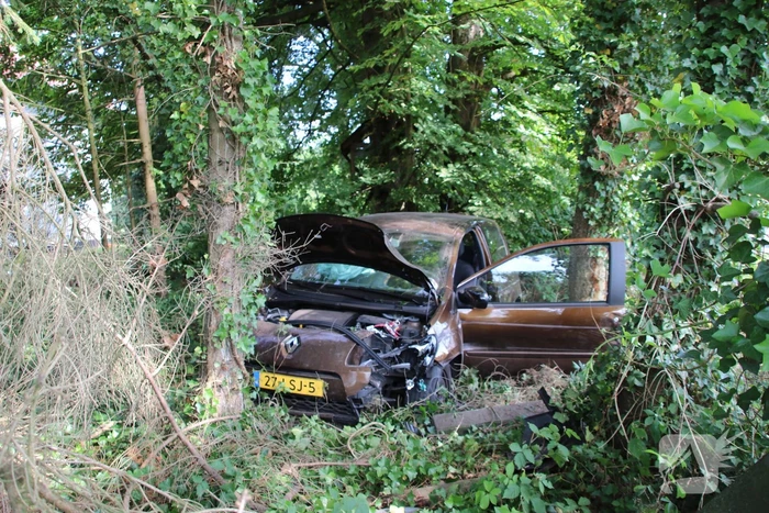 Auto belandt in berm