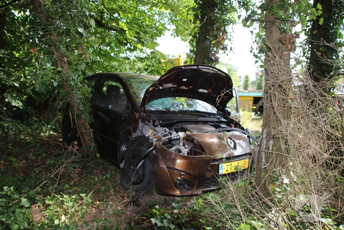 Auto belandt in berm
