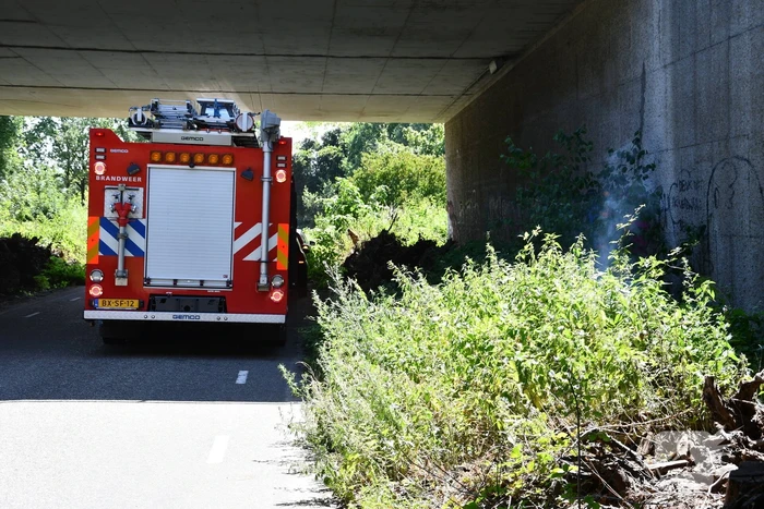 Bermbrand onder viaduct van snelweg