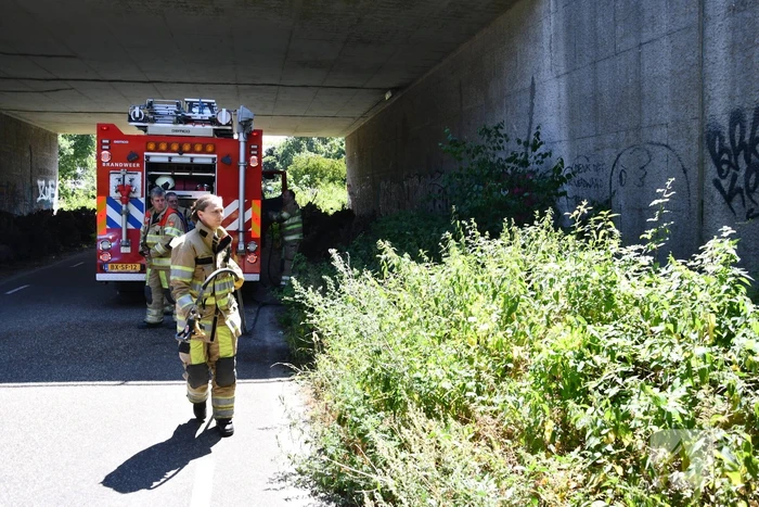 Bermbrand onder viaduct van snelweg