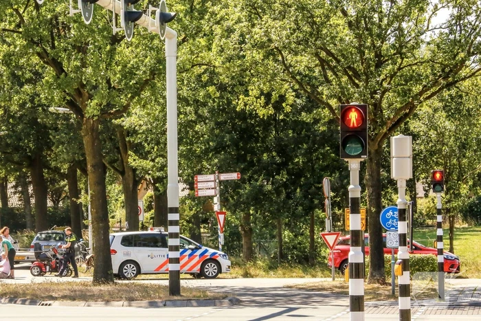 Scootmobielrijder gewond na aanrijding met auto met aanhanger