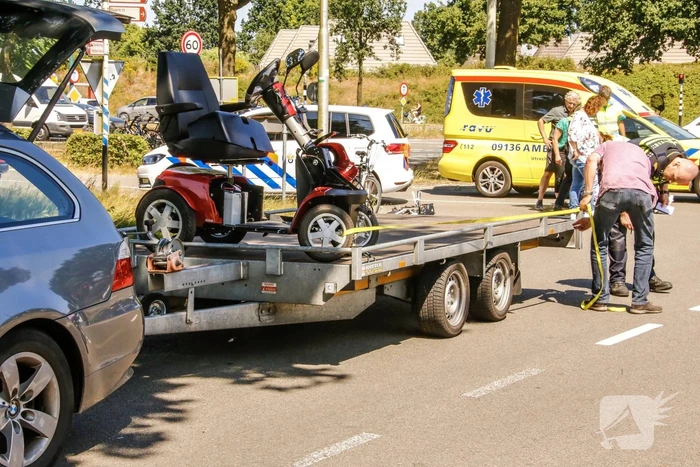 Scootmobielrijder gewond na aanrijding met auto met aanhanger