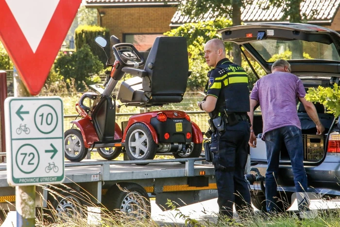 Scootmobielrijder gewond na aanrijding met auto met aanhanger